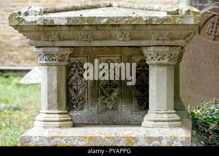 Tomba tomba alla chiesa di San Lorenzo, Shelley vicino, Lechlade-on-Thames, nel Gloucestershire. Regno Unito. Foto Stock