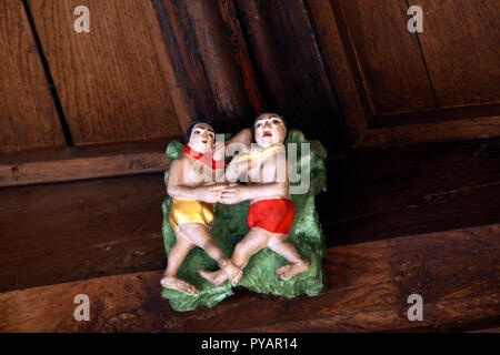 Borchie del tetto nel soffitto della chiesa di San Lorenzo, Shelley vicino, Lechlade-on-Thames, nel Gloucestershire. Regno Unito. Foto Stock