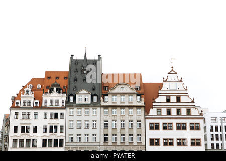 Tradizionale architettura antica nella piazza principale di Lipsia in Germania. Edifici residenziali con molte finestre sono in fila. Foto Stock