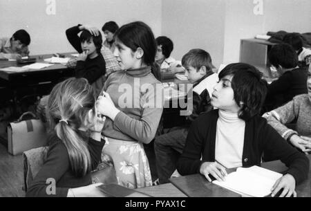 Le lezioni in una scuola elementare a Hagen su 09.10.1980. Più di cinquanta per cento degli alunni hanno un background di migrazione. | Utilizzo di tutto il mondo Foto Stock