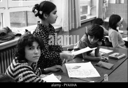 Le lezioni in una scuola elementare a Hagen su 09.10.1980. Più di cinquanta per cento degli alunni hanno un background di migrazione. | Utilizzo di tutto il mondo Foto Stock