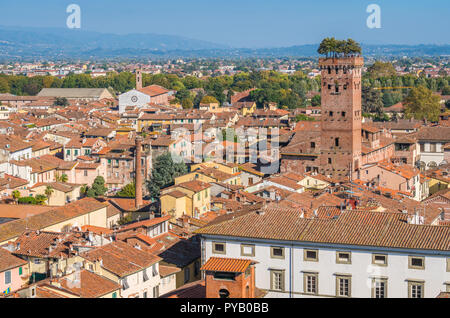 Vista panoramica di Lucca, con la famosa Torre Guinigi. Toscana, Italia. Foto Stock