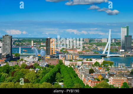 Vista della città di Rotterdam e il ponte di Erasmus Foto Stock