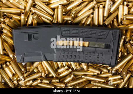 Munizioni e la rivista dello sfondo. Munizioni, concetto di arma. Foto Stock