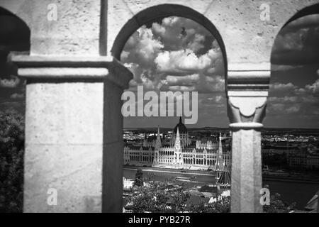 Budapest, Ungheria la capitale, è diviso in due dal fiume Danubio. Il suo ottocentesco ponte catena si collega la zona collinare di quartiere Buda con piatto di Pest. Foto Stock