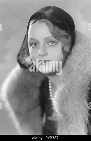 L'attrice svedese Vera Nilsson, 1913-1969. Raffigurata sul filmset del filmato Brokiga blad 1931. Indossa una pelliccia. Foto Stock