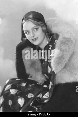 L'attrice svedese Vera Nilsson, 1913-1969. Raffigurata sul filmset del filmato Brokiga blad 1931. Indossa una pelliccia. Foto Stock