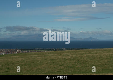 Arran visto attraverso il Firth of Clyde Foto Stock