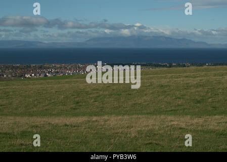 Arran visto attraverso il Firth of Clyde Foto Stock