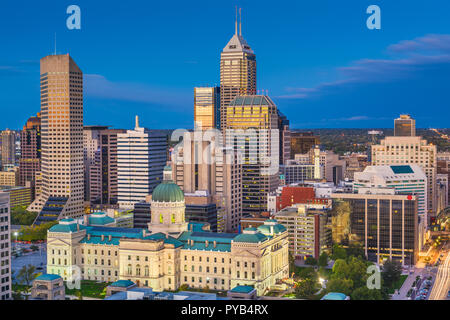 Indianapolis, Indiana, Stati Uniti d'America downtown skyline della città con la casa di stato al tramonto. Foto Stock