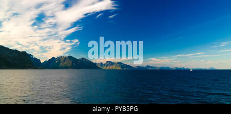 Il tramonto e l'alba sul mare e Lofoten archipelfgo da Moskenes - Bodo traghetto in Norvegia Foto Stock