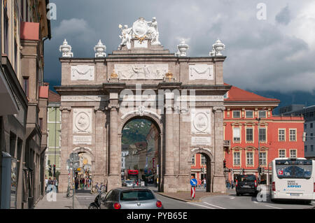 Austria, Tirolo, Innsbruck vista dell'Arco Trionfale Triumphpforte su Maria Theresien Strasse eretto da Maria Teresa in 1765 Foto Stock
