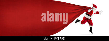 Fine santa claus in fretta con tradizionale rosso bianco costume e una grande borsa regalo con copia in esecuzione nello spazio astratto di salto divertente natale xmas backgrou Foto Stock