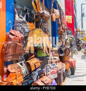 Vendita di borsette in cuoio in strada a Bentota, Sri Lanka. Foto Stock