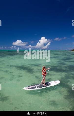 Tourist stand up paddle imbarco sulla costa nord di Mauritius. Foto Stock