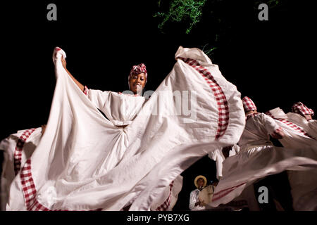 Ballerini di sega ad una giurò Tipik prestazioni durante il 2013 nazionale Festival Kreol di Maurizio. Foto Stock