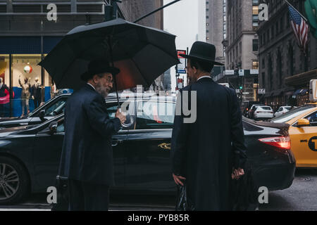New York, Stati Uniti d'America - 31 Maggio 2018: due uomini ebrei parlando su una strada di New York, Stati Uniti d'America, mentre in attesa di attraversare una strada. La città di New York ha il più grande ebreo Foto Stock