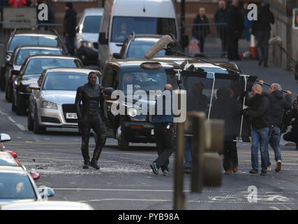 Attore Idris Elba durante le riprese in Glasgow city centre per un nuovo Fast e Furious film di franchising. Foto Stock