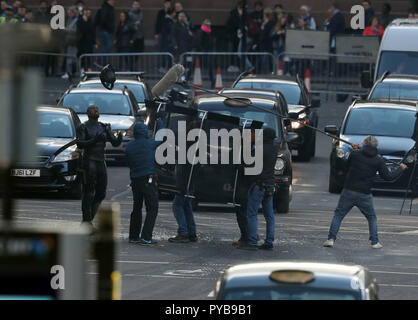 Attore Idris Elba durante le riprese in Glasgow city centre per un nuovo Fast e Furious film di franchising. Foto Stock