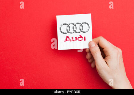 LONDON, Regno Unito - 26 Ottobre 2018: la mano che regge un Audi logo. Audi è un produttore di automobili. Foto Stock