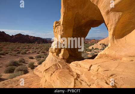 NV00047-00...NEVADA - una finestra attraverso la pietra arenaria azteco situato nel Deserto di Mojave lungo la mentre cupole Loop Trail della Valle di Fire State Park. Foto Stock