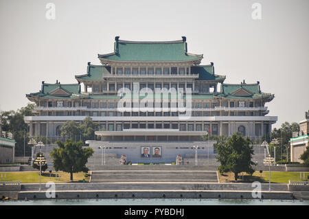 Il Kim Il Sung Palace è il luogo dove le grandi parate militari ed i discorsi sono detenuti. Così su 70. anniversario della Repubblica popolare democratica di Corea Foto Stock