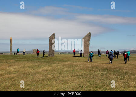 I visitatori di standing pietre di Stenness, un monumento del Neolitico sulla terraferma delle Isole Orkney, Scozia Foto Stock