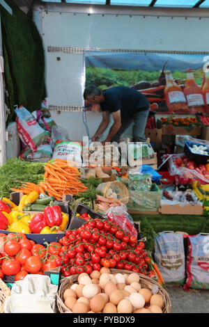 Ampio display di verdura biologica, il mercato degli agricoltori, tralee, nella contea di Kerry, Irlanda Foto Stock