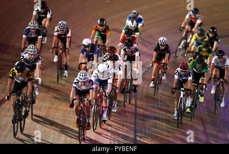 I piloti durante i sei giorni di donne 7.5km scratch della corsa durante il giorno quattro dei sei giorni di serie a Lee Valley Velopark, Londra. Stampa foto di associazione. Picture Data: venerdì 26 ottobre, 2018. Foto di credito dovrebbe leggere: Adam Davy/filo PA. Restrizioni: solo uso editoriale, nessun uso commerciale senza previa autorizzazione Foto Stock