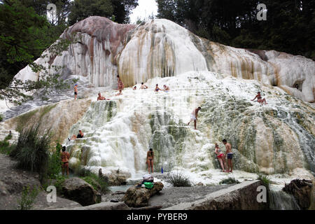 Bagni San Filippo, Italien. 04 Giugno, 2018. Vista della primavera calda sorgente del Fosso Bianco di Bagni San Filippo. | Utilizzo di credito in tutto il mondo: dpa/Alamy Live News Foto Stock