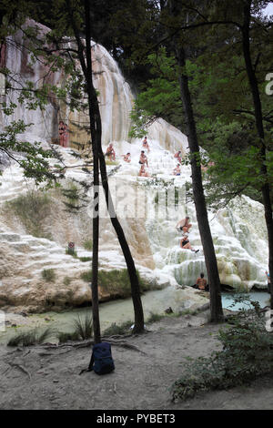 Bagni San Filippo, Italien. 04 Giugno, 2018. Vista della primavera calda sorgente del Fosso Bianco di Bagni San Filippo. | Utilizzo di credito in tutto il mondo: dpa/Alamy Live News Foto Stock