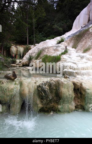 Bagni San Filippo, Italien. 04 Giugno, 2018. Vista della primavera calda sorgente del Fosso Bianco di Bagni San Filippo. | Utilizzo di credito in tutto il mondo: dpa/Alamy Live News Foto Stock