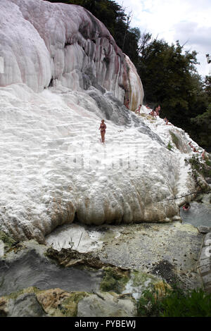 Bagni San Filippo, Italien. 04 Giugno, 2018. Vista della primavera calda sorgente del Fosso Bianco di Bagni San Filippo. | Utilizzo di credito in tutto il mondo: dpa/Alamy Live News Foto Stock