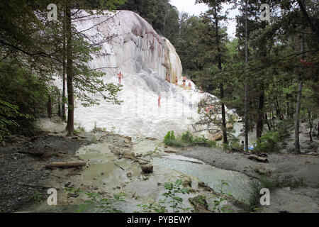 Bagni San Filippo, Italien. 04 Giugno, 2018. Vista della primavera calda sorgente del Fosso Bianco di Bagni San Filippo. | Utilizzo di credito in tutto il mondo: dpa/Alamy Live News Foto Stock