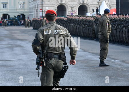 Vienna, Austria. 26 ottobre 2018. Spettacolo delle forze Armate austriache durante la festa nazionale a Vienna in Piazza degli Eroi. La foto mostra la polizia militare. Credit: Franz PERC/Alamy Live News Foto Stock