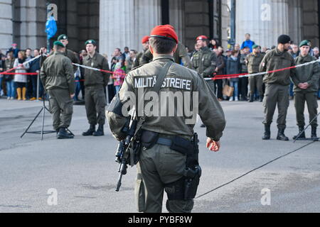 Vienna, Austria. 26 ottobre 2018. Spettacolo delle forze Armate austriache durante la festa nazionale a Vienna in Piazza degli Eroi. La foto mostra la polizia militare. Credit: Franz PERC/Alamy Live News Foto Stock