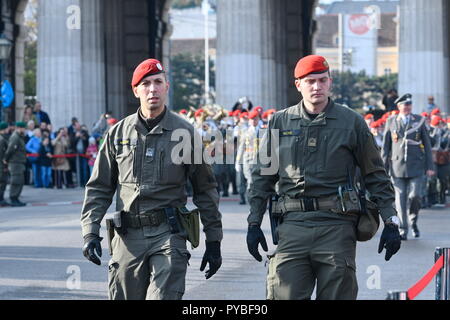 Vienna, Austria. 26 ottobre 2018. Spettacolo delle forze Armate austriache durante la festa nazionale a Vienna in Piazza degli Eroi. La foto mostra la polizia militare. Credit: Franz PERC/Alamy Live News Foto Stock