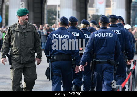 Vienna, Austria. 26 ottobre 2018. Spettacolo delle forze Armate austriache durante la festa nazionale a Vienna in Piazza degli Eroi. La foto mostra la polizia austriaca. Credit: Franz PERC/Alamy Live News Foto Stock