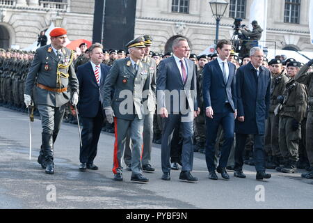 Vienna, Austria. 26 ottobre 2018. Spettacolo delle forze Armate austriache durante la festa nazionale a Vienna in Piazza degli Eroi. Mostra (da L a R) il Ministro della Difesa Mario Kunasek (FPÖ), il Cancelliere austriaco Sebastian Kurz (ÖVP) e il Presidente austriaco Alexander Van der Bellen. Dietro Michael Ludwig (SPÖ). Credit: Franz PERC/Alamy Live News Foto Stock