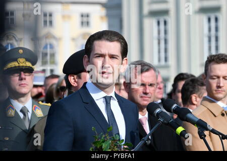 Vienna, Austria. 26 ottobre 2018. Spettacolo delle forze Armate austriache durante la festa nazionale a Vienna in Piazza degli Eroi. La foto mostra il Cancelliere Sebastian Kurz (ÖVP). Credit: Franz PERC/Alamy Live News Foto Stock