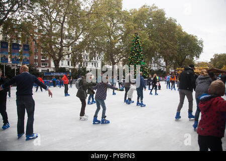 Londra REGNO UNITO. Il 26 ottobre 2018. Le persone a divertirsi sul ghiaccio come il museo di storia naturale pista di pattinaggio su ghiaccio si apre al pubblico credito: amer ghazzal/Alamy Live News Foto Stock