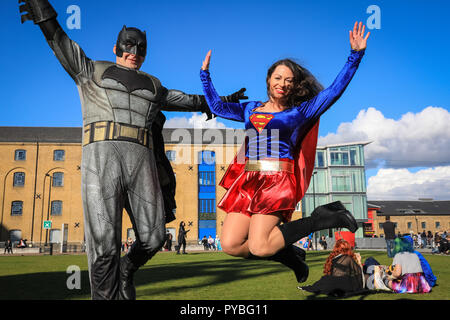 ExCel, London, 26 ott 2018. Batman Superwoman e provare a volare. MCM Comic Con ancora una volta attrae migliaia di cosplayers, fumetti e film tifosi, molti in costumi e vestiti come i loro personaggi preferiti. Credito: Imageplotter News e sport/Alamy Live News Foto Stock