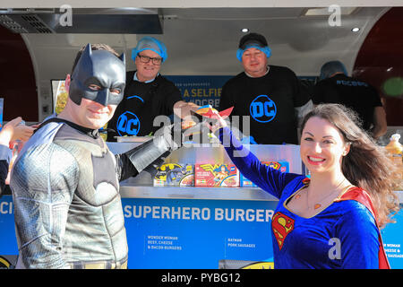 ExCel, London, 26 ott 2018. MCM Comicon ancora una volta attrae migliaia di cosplayers, fumetti e film tifosi, molti in costumi e vestiti come i loro personaggi preferiti. Credito: Imageplotter News e sport/Alamy Live News Foto Stock