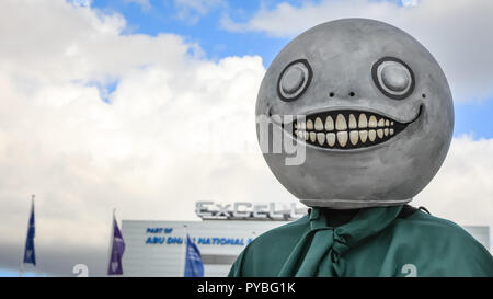 ExCel, London, 26 ott 2018. Un anime carattere denominato Emil da automi Nier roam i motivi. MCM Comic Con ancora una volta attrae migliaia di cosplayers, fumetti e film tifosi, molti in costumi e vestiti come i loro personaggi preferiti. Credito: Imageplotter News e sport/Alamy Live News Foto Stock