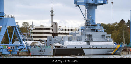 Wolgast, Germania. 25 ott 2018. Il 25 ottobre 2018, Germania, Wolgast: un mezzo navale (una nave di tipo sconosciuto) per Arabia Saudita si trova presso la banchina di apparecchiature presso il cantiere navale Peene a. La Bremen Luerssen Gruppo, per il quale il cantiere Wolgaster appartiene, aveva ricevuto il multi-miliardi di contratto per la costruzione di una flotta di nuovi Arabia pattugliatori e iniziata la costruzione nel 2015. Credito: Stefan Sauer/dpa-Zentralbild/ZB/dpa/Alamy Live News Foto Stock