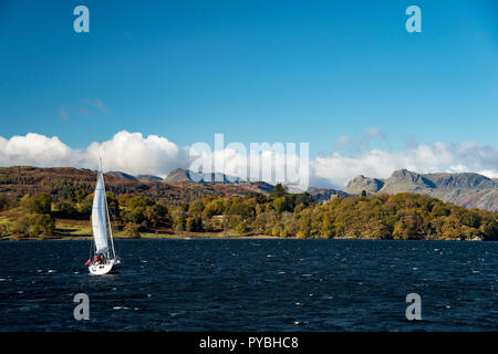 Lago di Windermere, Cumbria. 26 ott 2018. Regno Unito: Meteo opinioni su una soleggiata giornata autunnale sul Lago di Windermere, Cumbria. Foto Data: venerdì 26 ottobre, 2018. Foto: Alamy Live News Credito: Roger Garfield/Alamy Live News Foto Stock