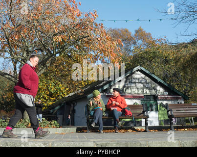 Lago di Windermere, Cumbria. 26 ott 2018. Regno Unito: Meteo turisti che si godono una soleggiata giornata autunnale in Ambleside vicino al lago di Windermere, Cumbria. Foto Data: venerdì 26 ottobre, 2018. Foto: Alamy Live News Credito: Roger Garfield/Alamy Live News Foto Stock