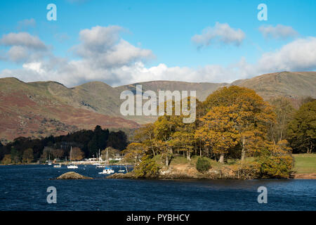 Lago di Windermere, Cumbria. 26 ott 2018. Meteo REGNO UNITO: Viste di Ambleside vicino al lago di Windermere, Cumbria. Foto Data: venerdì 26 ottobre, 2018. Foto: Alamy Live News Credito: Roger Garfield/Alamy Live News Foto Stock