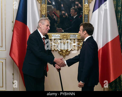 Praga, Repubblica Ceca. 26 ott 2018. La Repubblica ceca è presidente Zeman, sinistra, accoglie il suo omologo francese Emmanuel Macron a Praga Repubblica Ceca, Venerdì 26 ottobre, 2018. Credito: Roman Vondrous/CTK foto/Alamy Live News Foto Stock