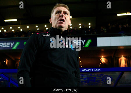 Londra, Regno Unito. 26 ott 2018. Aston Villa Manager Dean Smith guarda a. EFL Skybet partita in campionato, Queens Park Rangers v Aston Villa a Loftus Road Stadium di Londra venerdì 26 ottobre 2018. Questa immagine può essere utilizzata solo per scopi editoriali. Solo uso editoriale, è richiesta una licenza per uso commerciale. Nessun uso in scommesse, giochi o un singolo giocatore/club/league pubblicazioni. pic da Steffan Bowen/Andrew Orchard fotografia sportiva/Alamy Live news Foto Stock